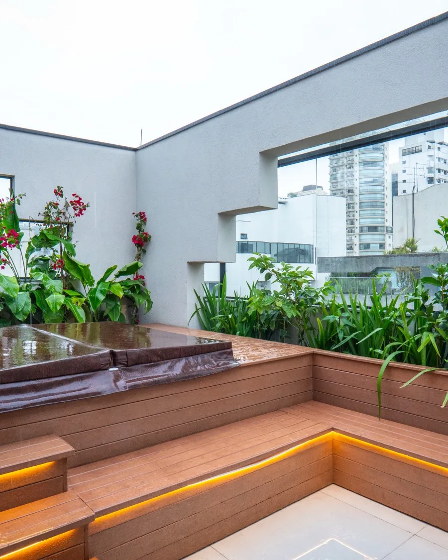 Banco do terraço com iluminação embutida e floreiras