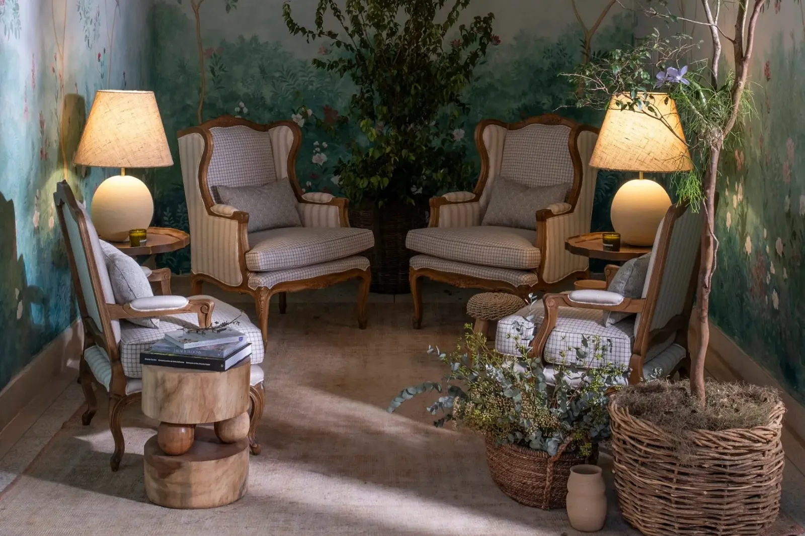 Antessala do Jardim de Inverno com poltronas em torno de uma árvore nativa em cesto de fibra, diante da chinoiserie pintada à mão