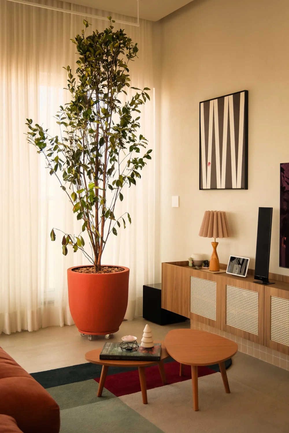 Sala de estar com árvore em vaso