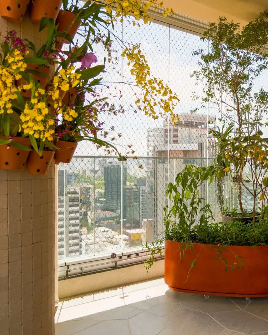 Projeto Uvaia — jardim de terraço com orquídeas e vista da cidade