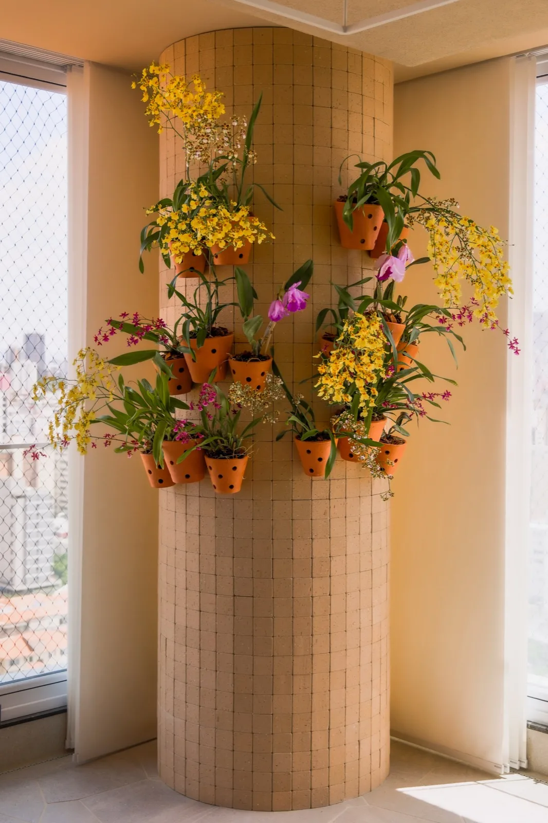 Estudo tridimensional da coluna de orquídeas do Projeto Uvaia, com vasos de terracota distribuídos na vertical